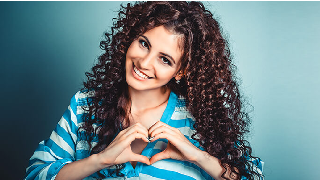 נערה מחייכת ומסמנת לבד עם הידיים
